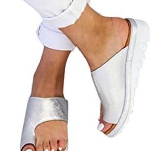 NEW ~ Comfy & Trendy Womens Flat Sandal/Shoe ~ Size 8 ~ Silver